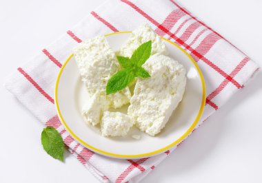 Ufalanan beyaz peynir