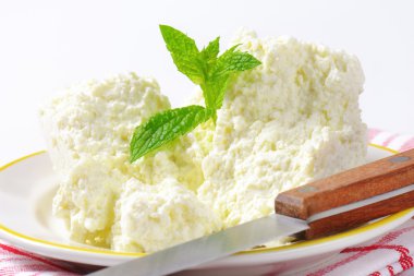 Ufalanan beyaz peynir