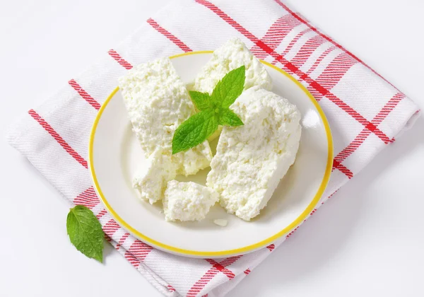부서 지기 쉬운 흰색 치즈 — 스톡 사진
