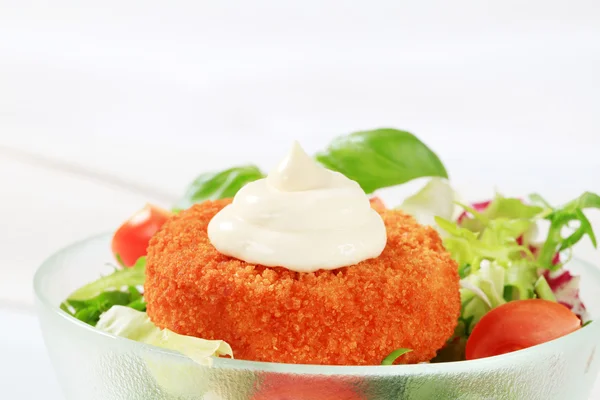 Green salad with fried breaded cheese — Stock Photo, Image