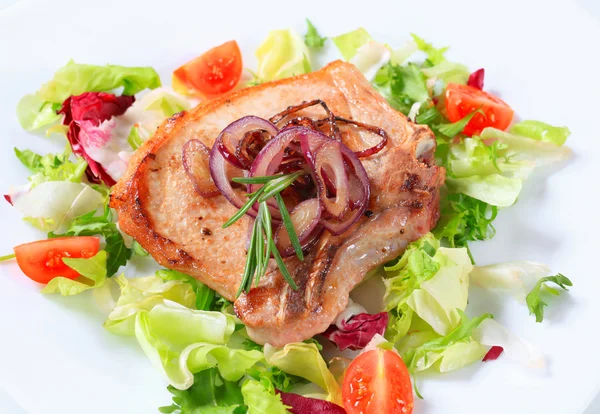 Pork cutlet with green salad — Stock Photo, Image