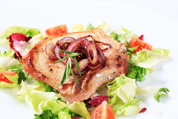 Varkensvlees kotelet met groene salade — Stockfoto