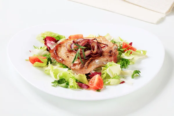 Escalope de porc avec salade verte — Photo