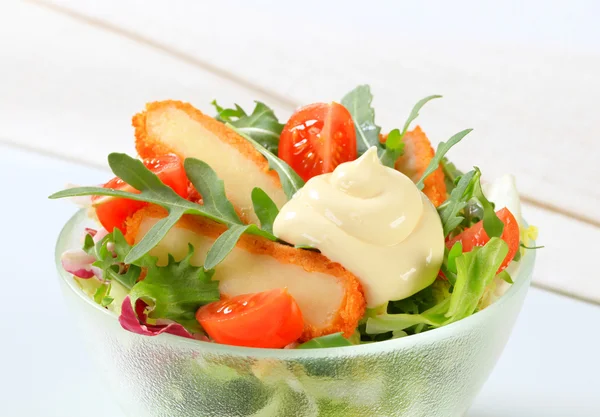 Ensalada verde con queso frito — Foto de Stock