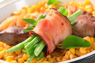 Mısır ile kızarmış tavuk karaciğer ve pastırma yeşil fasulye