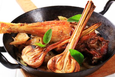 Kızarmış ördek bacak soğan ile