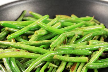 tavada kızartılmış yeşil fasulye