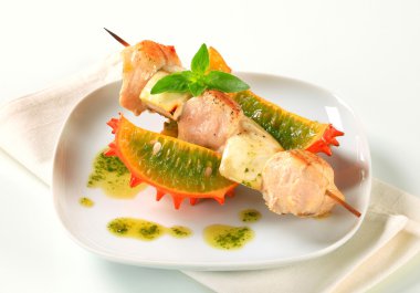 patlıcan ve tavuk şiş ile pesto ve boynuzlu kavun