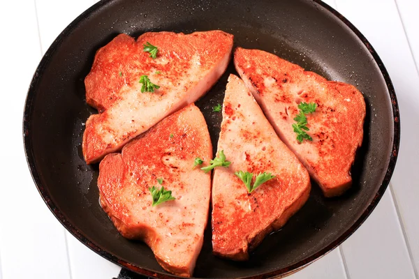 Жареное мясо на сковороде — стоковое фото