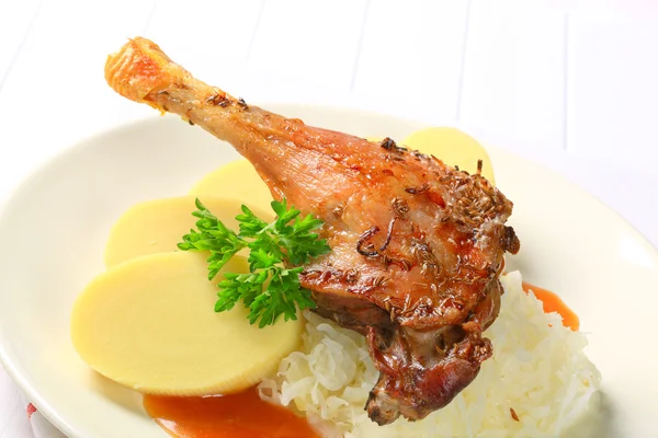 Entenbraten mit Kartoffelknödeln und Sauerkraut — Stockfoto