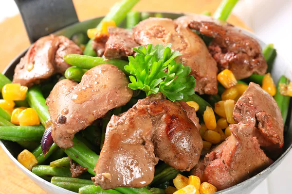 Foies de poulet aux haricots verts et maïs — Photo