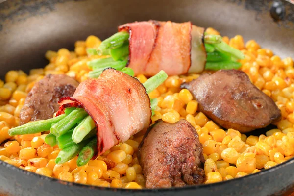 Pan smažené kuřecí játra s kukuřice a zelené fazolky ve slanině — Stock fotografie