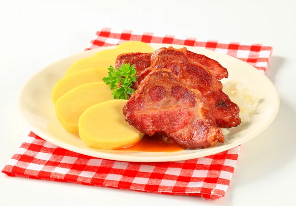 Schweinefleisch mit Kartoffelknödel und Sauerkraut — Stockfoto