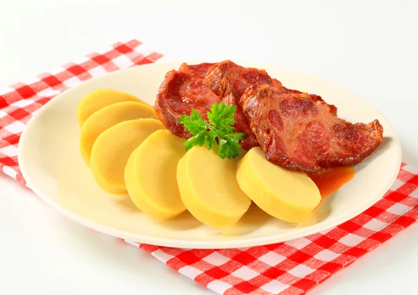 Porco com bolinhos de batata e chucrute — Fotografia de Stock