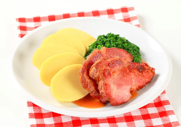 Smoked pork neck with potato dumplings and spinach — Stock Photo, Image