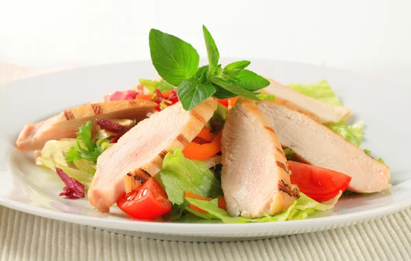 Gegrilde kippenborst en salade — Stockfoto