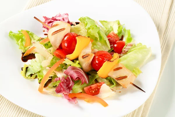 Espetos de frango com salada de legumes — Fotografia de Stock