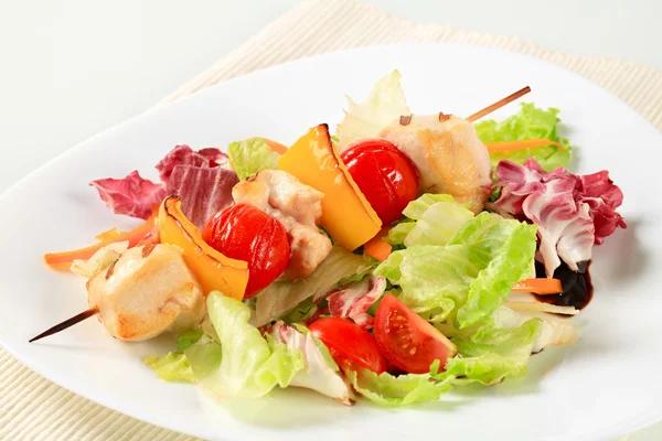 Espetos de frango com salada de legumes — Fotografia de Stock