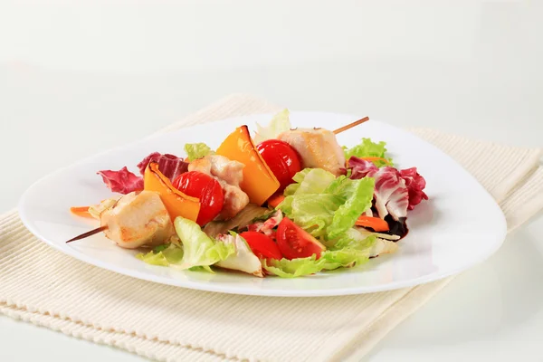 Espetos de frango com salada de legumes — Fotografia de Stock