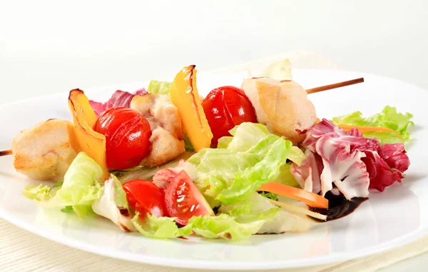 Kuřecí špíz s zeleninový salát — Stock fotografie