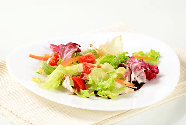 Frischer Gemüsesalat — Stockfoto