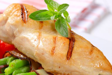 yeşil fasulye jambon sarılı ızgara tavuk göğsü