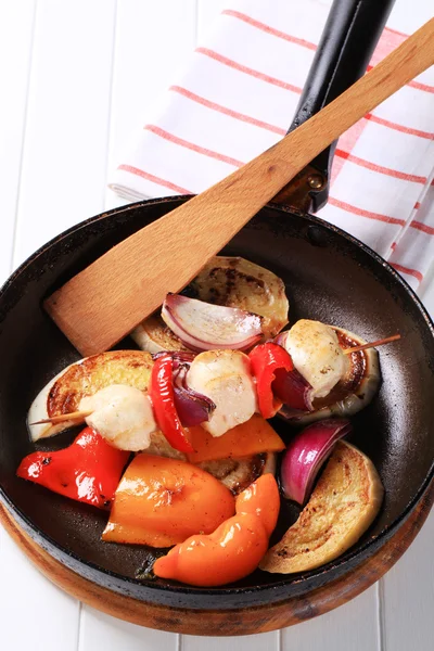 Panela assada legumes e espetos de frango — Fotografia de Stock