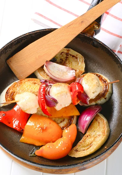 Pan de verduras asadas y brocheta de pollo —  Fotos de Stock