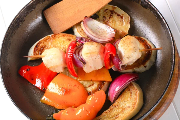 Panela assada legumes e espetos de frango — Fotografia de Stock