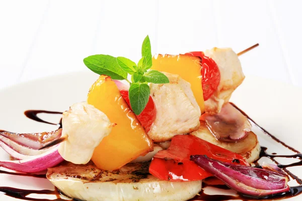 Chicken skewer with pan roasted vegetables — Stock Photo, Image