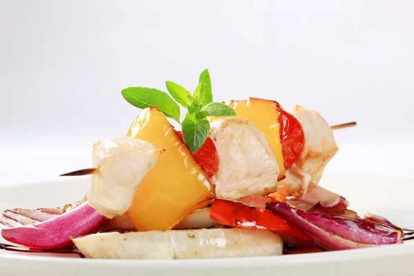 Chicken skewer with pan roasted vegetables — Stock Photo, Image