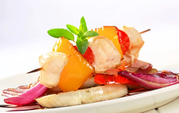 Chicken skewer with pan roasted vegetables — Stock Photo, Image