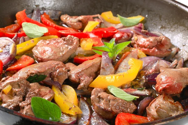 Hühnerleber unter Rühren braten — Stockfoto