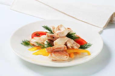 Sebzeli tavuk göğsü parçaları