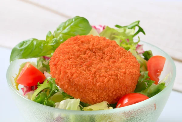 Gebratener Käse mit grünem Salat — Stockfoto