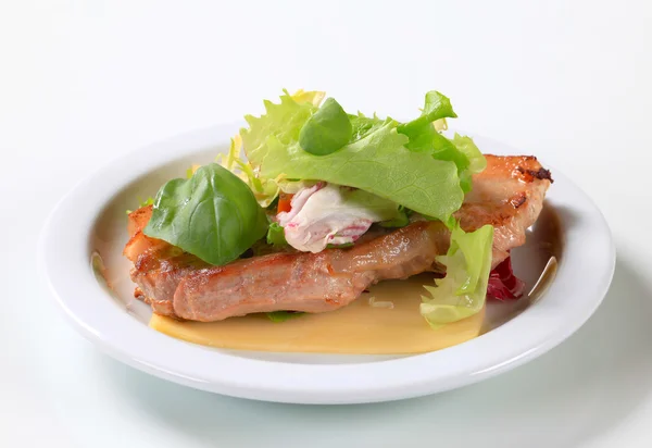 Fried pork belly with leaf vegetables — Stock Photo, Image