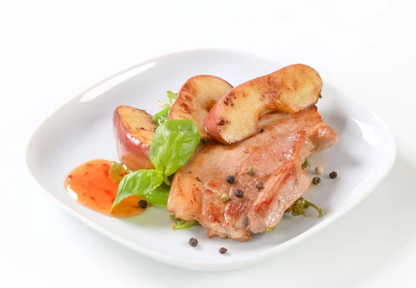 Pan fried pork and apple slices — Stock Photo, Image