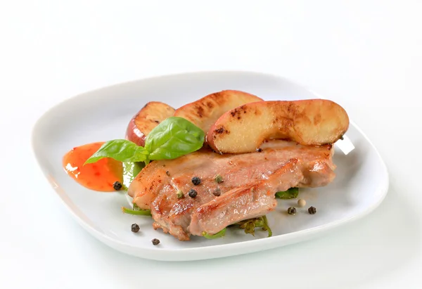 Pan de cerdo frito y rodajas de manzana — Foto de Stock