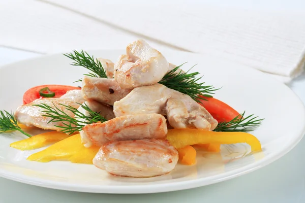 Trozos de pechuga de pollo con verduras — Foto de Stock