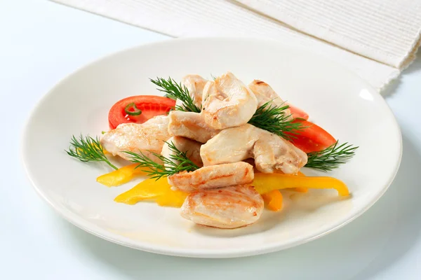 Trozos de pechuga de pollo con verduras — Foto de Stock