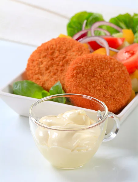 Queijo frito com salada de legumes e maionese — Fotografia de Stock