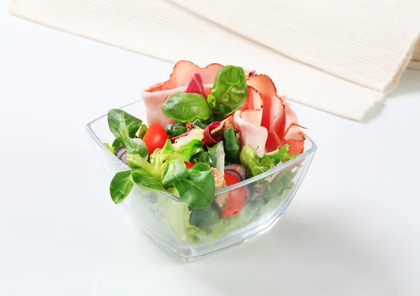 Yeşil salata ile ham — Stok fotoğraf