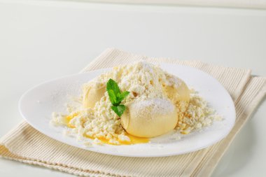 meyve dolu köfte süzme peynir ile