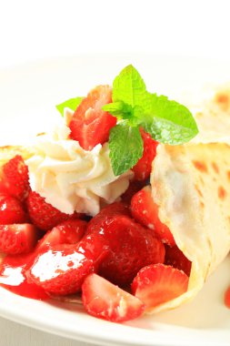 Krep taze çilek ile