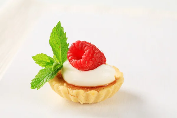 크림 brulee tartlet 배열 한다 — 스톡 사진