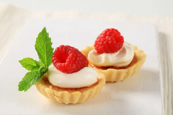 Creme brulee tartlets — Stock Photo, Image