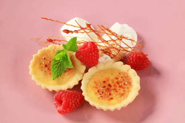 Creme brulee tartlets — Stock Photo, Image