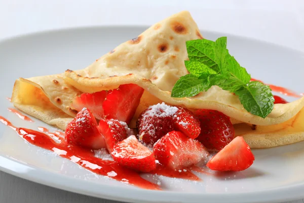 Crêpe mit frischen Erdbeeren — Stockfoto