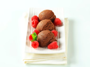 Çikolatalı dondurma ile taze frambuaz