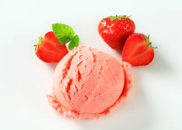 Strawberry ice cream — Stock Photo, Image